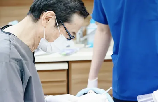 患者の歯科治療をしている、おざわ歯科クリニック院長