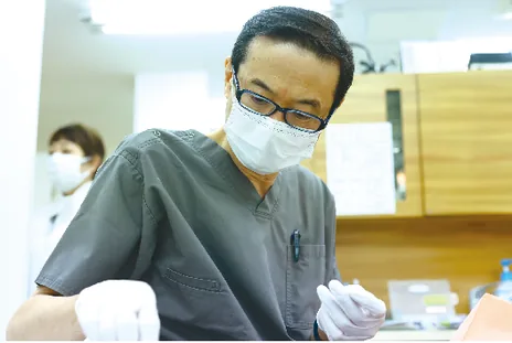 診療にあたる当院の歯科医師