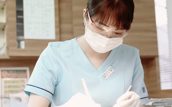 歯科医師が歯の状態を確認している様子