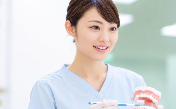 歯科衛生士が歯みがきの方法を説明している様子